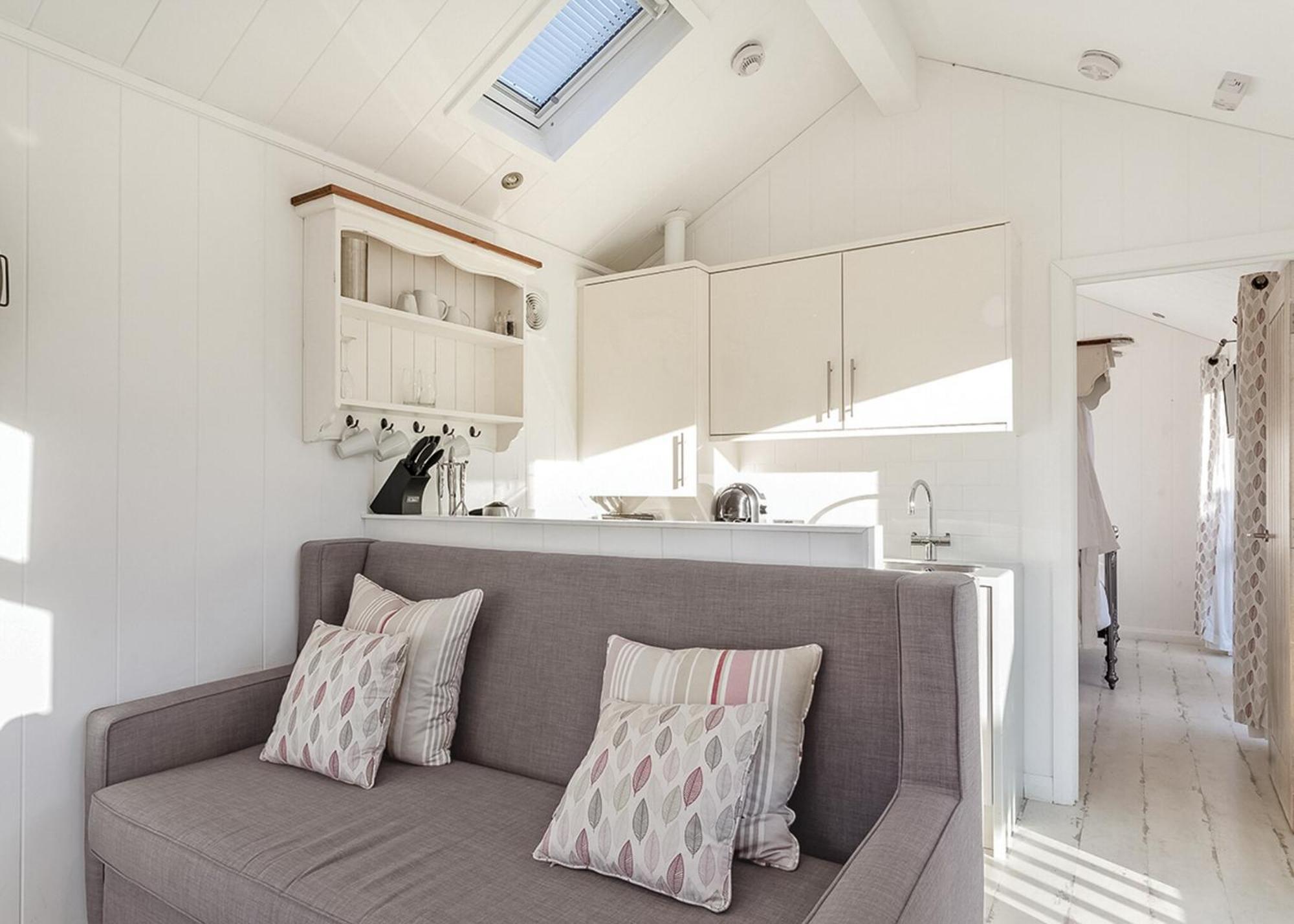 Beach Cove Coastal Retreat 일프러컴 객실 사진