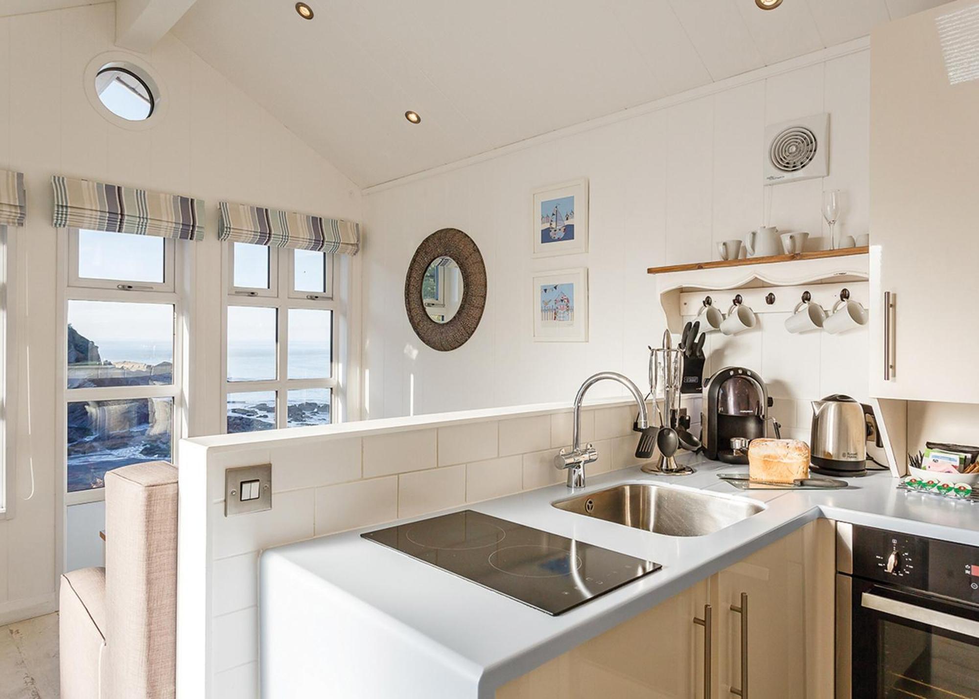 Beach Cove Coastal Retreat 일프러컴 객실 사진